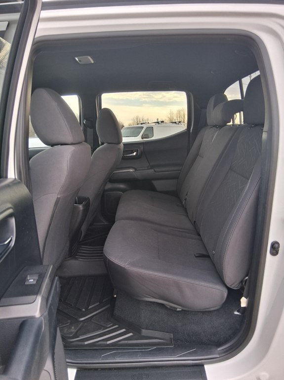 2016 Toyota Tacoma Image 16