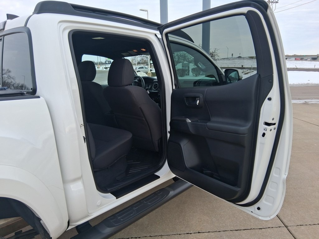 2016 Toyota Tacoma Image 17