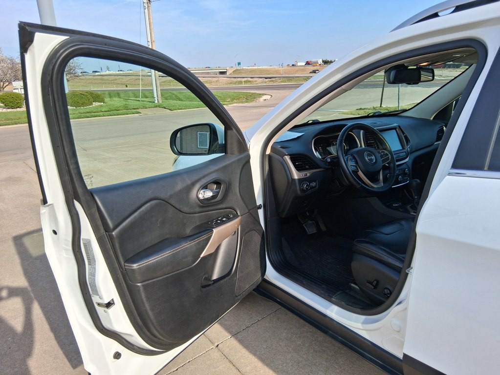 2017 Jeep Cherokee Image 11