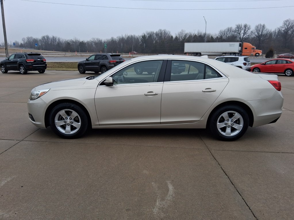 2013 Chevrolet Malibu Image 2