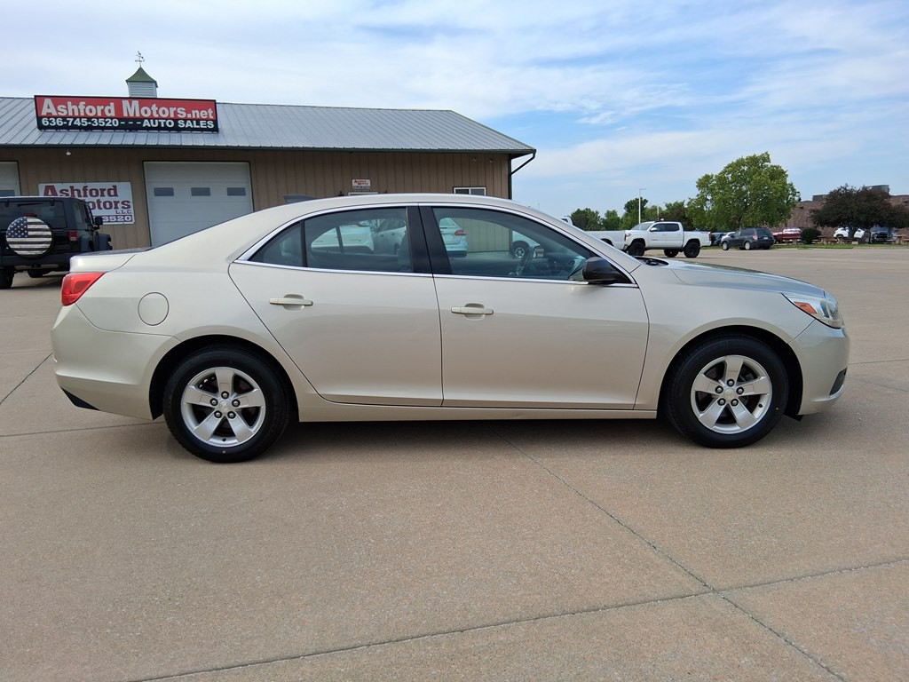2015 Chevrolet Malibu Image 2