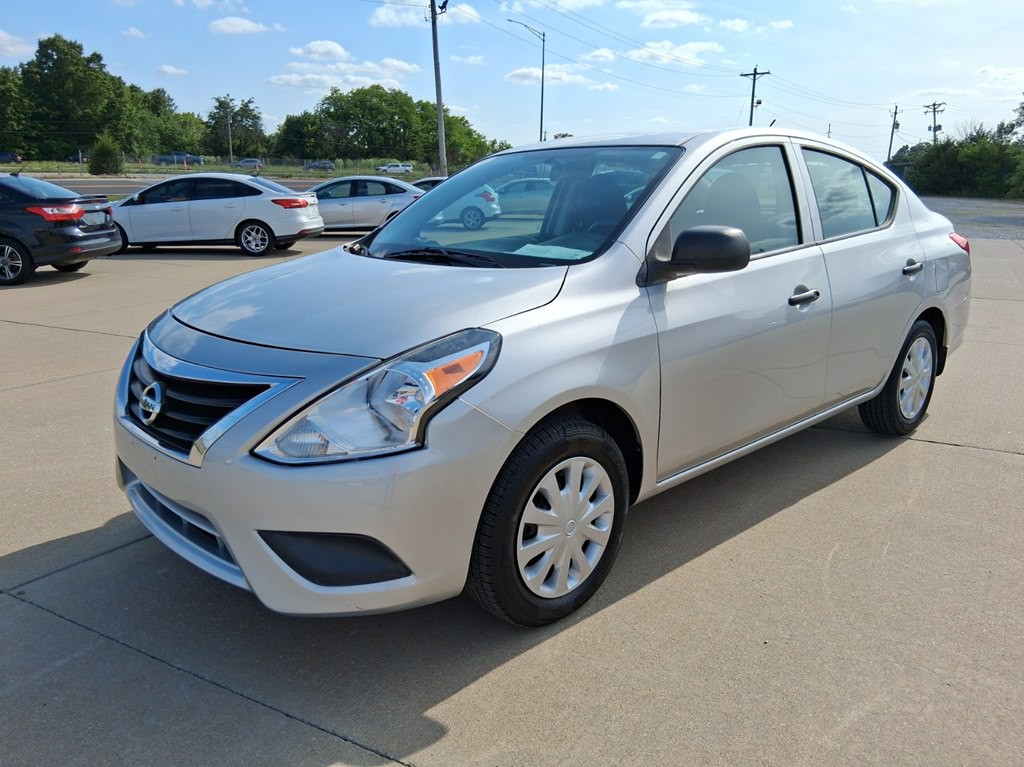 2015 Nissan Versa Image 1