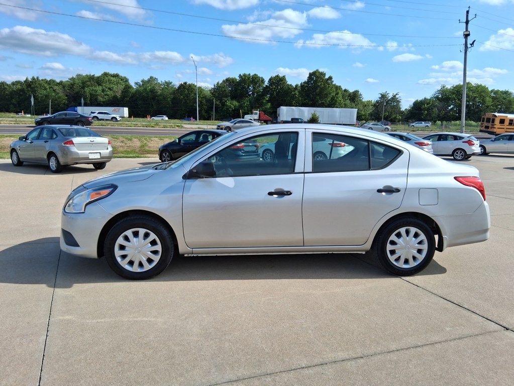 2015 Nissan Versa Image 2