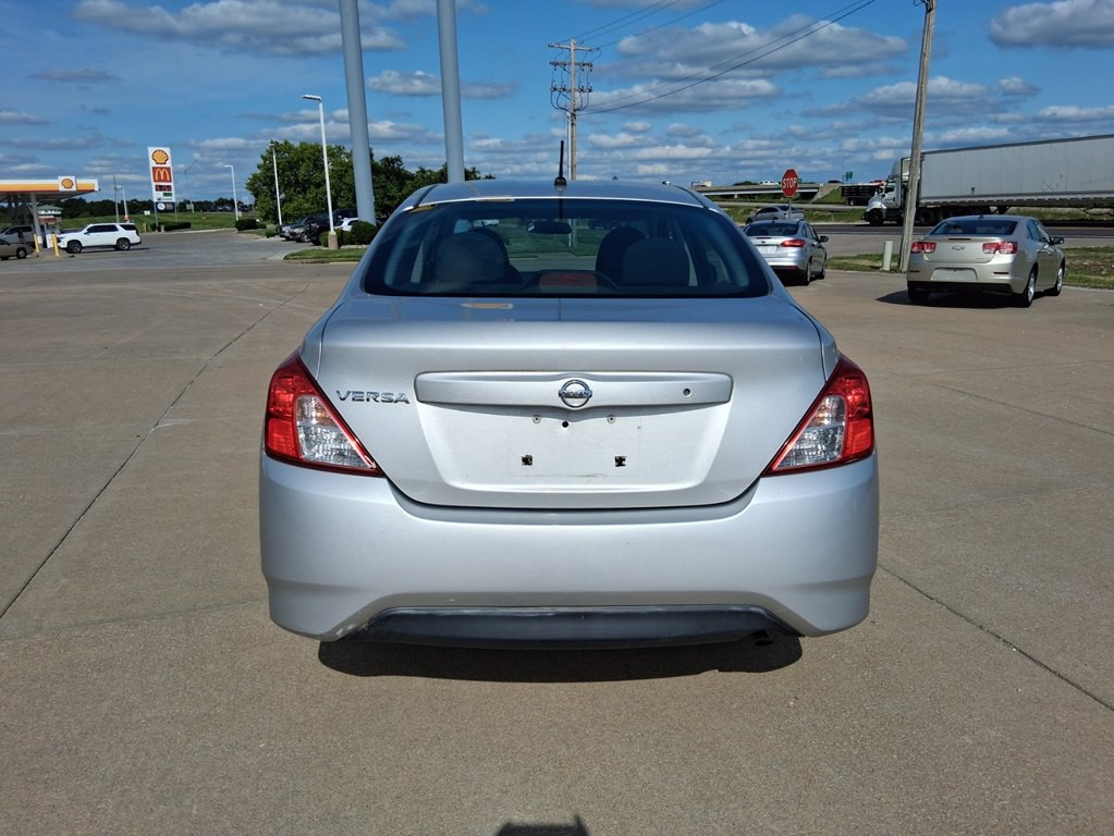 2015 Nissan Versa Image 4