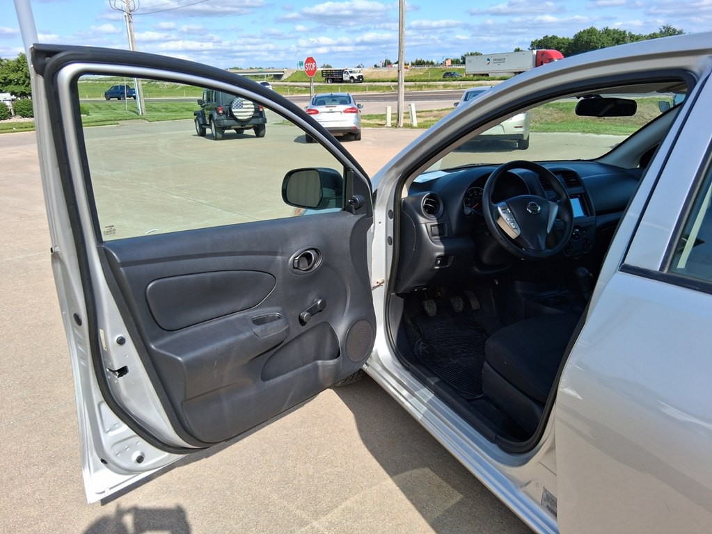 2015 Nissan Versa Image 9