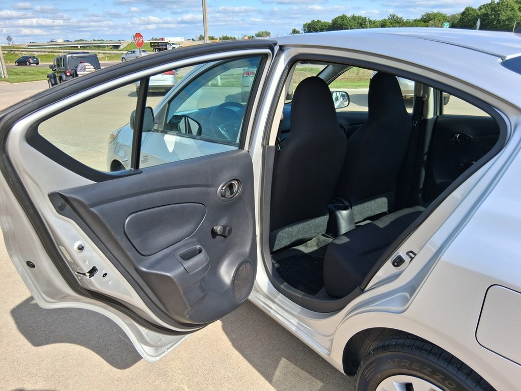 2015 Nissan Versa Image 11