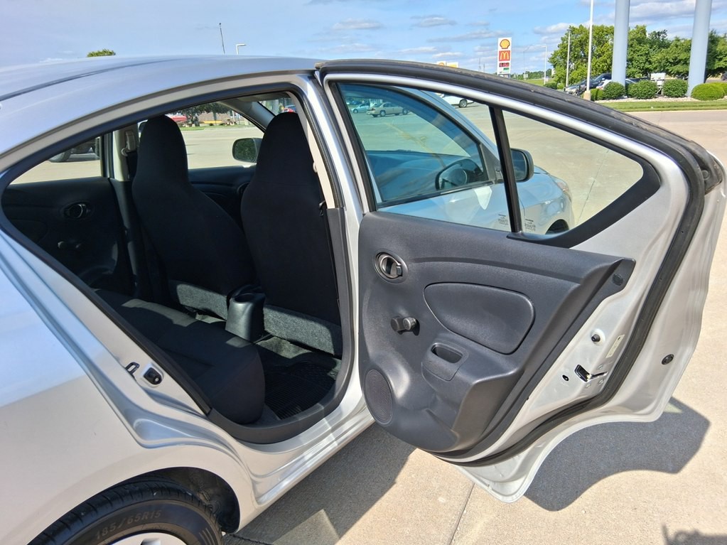 2015 Nissan Versa Image 13