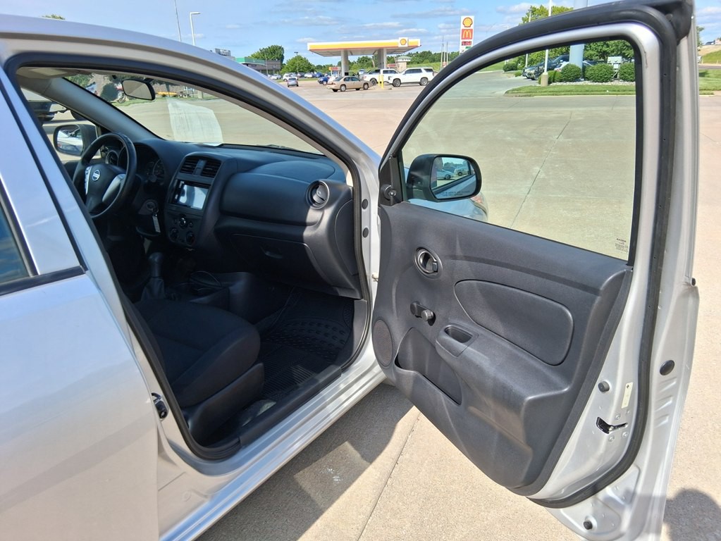2015 Nissan Versa Image 15