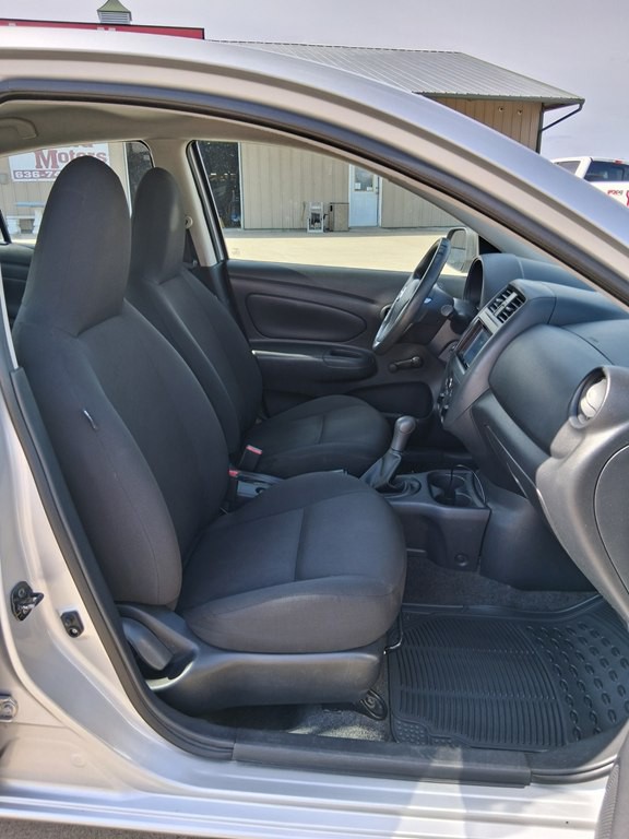 2015 Nissan Versa Image 16