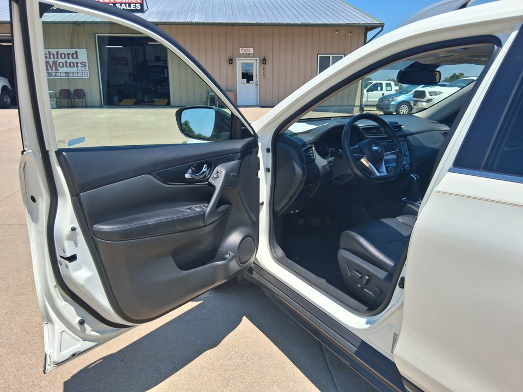 2017 Nissan Rogue Image 16