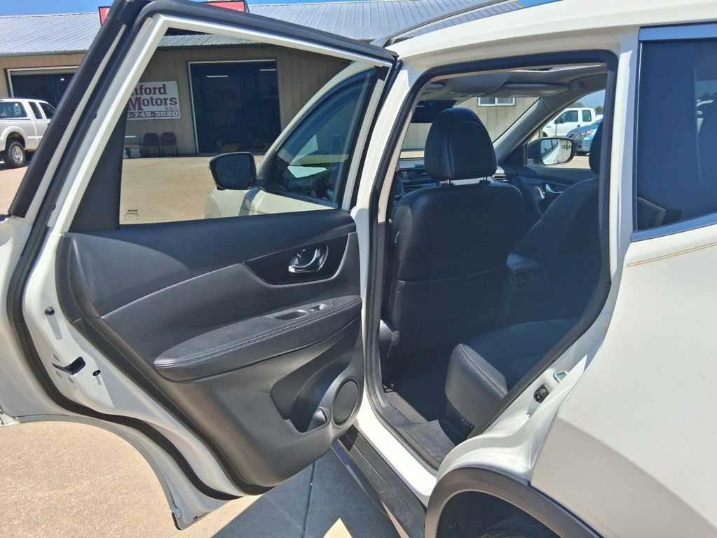 2017 Nissan Rogue Image 18