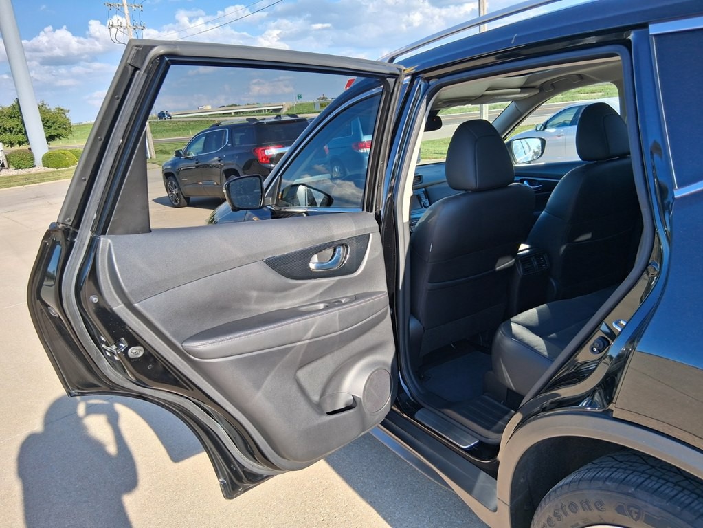 2017 Nissan Rogue Image 12