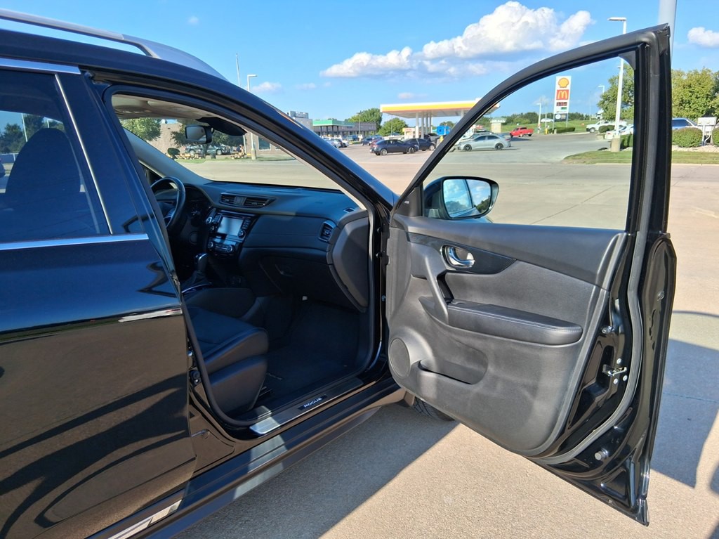 2017 Nissan Rogue Image 18
