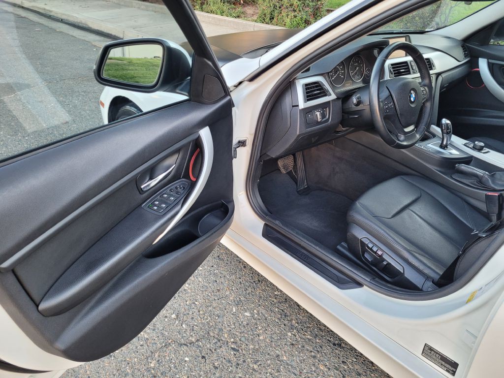 2013 BMW 3 Series Image 9