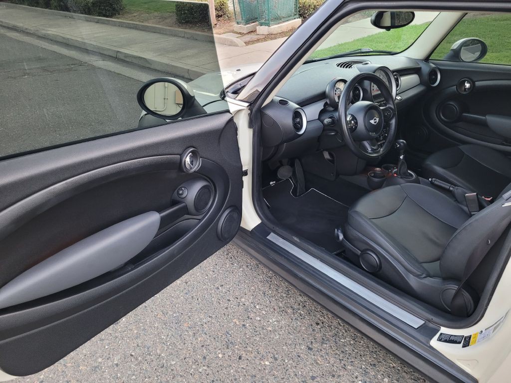 2012 MINI Cooper Image 9