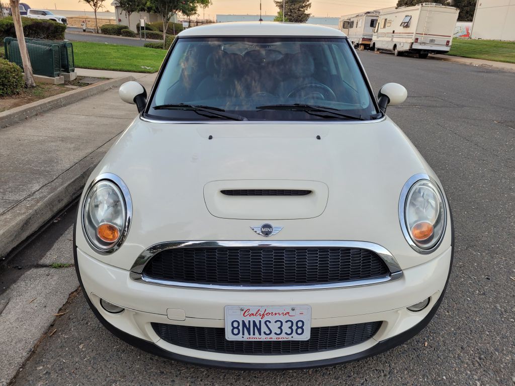 2010 MINI Cooper Image 2