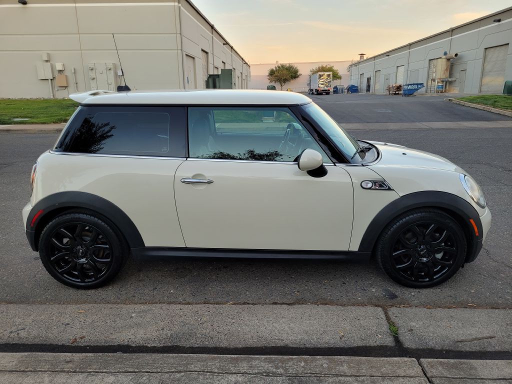 2010 MINI Cooper Image 4