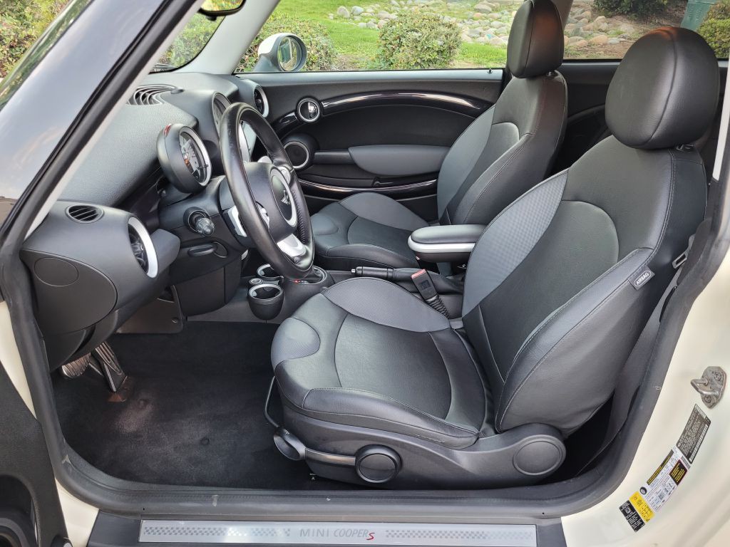 2010 MINI Cooper Image 10