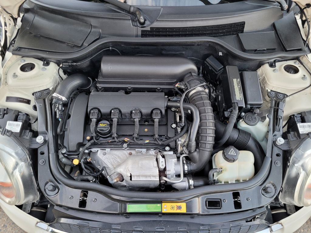 2010 MINI Cooper Image 16