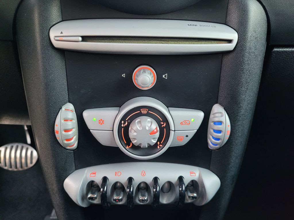 2010 MINI Cooper Image 17