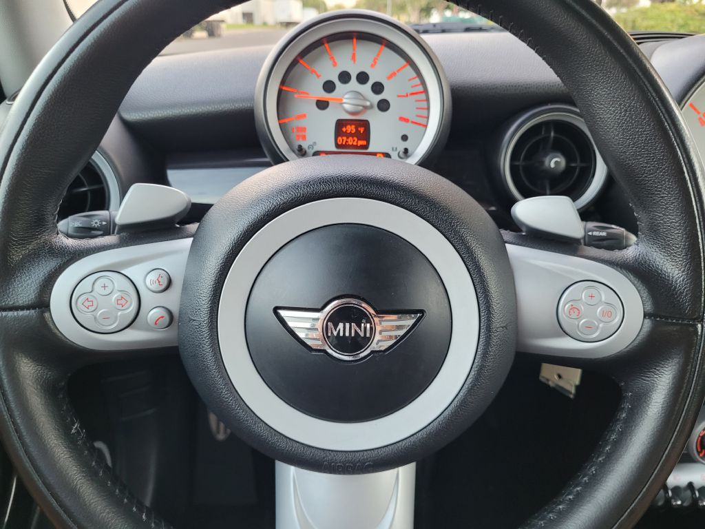 2010 MINI Cooper Image 19