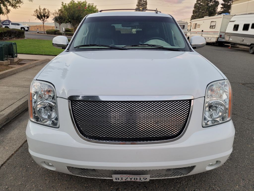 2011 GMC Yukon Image 2