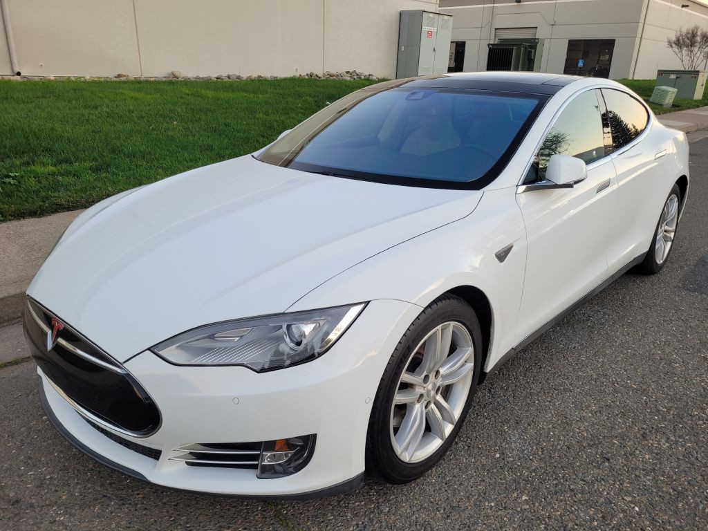 2015 Tesla Model S Image 1