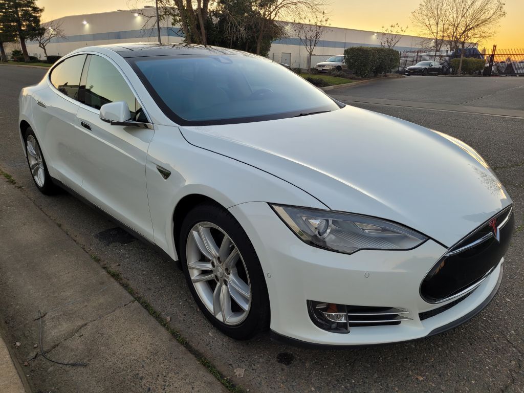 2015 Tesla Model S Image 3