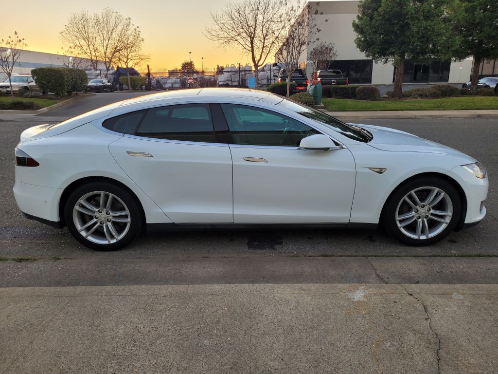 2015 Tesla Model S Image 4
