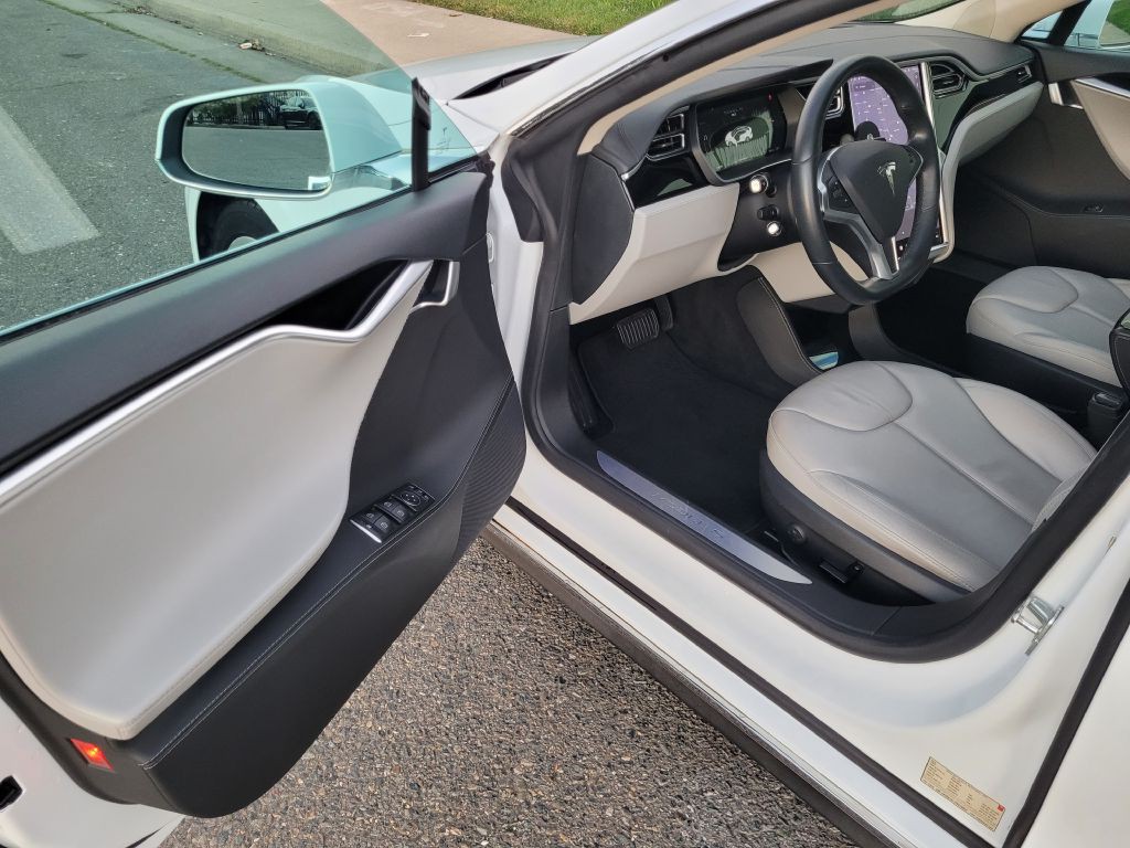 2015 Tesla Model S Image 9