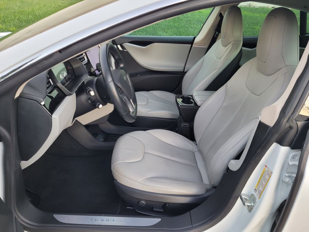 2015 Tesla Model S Image 10