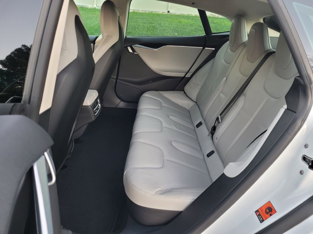 2015 Tesla Model S Image 11