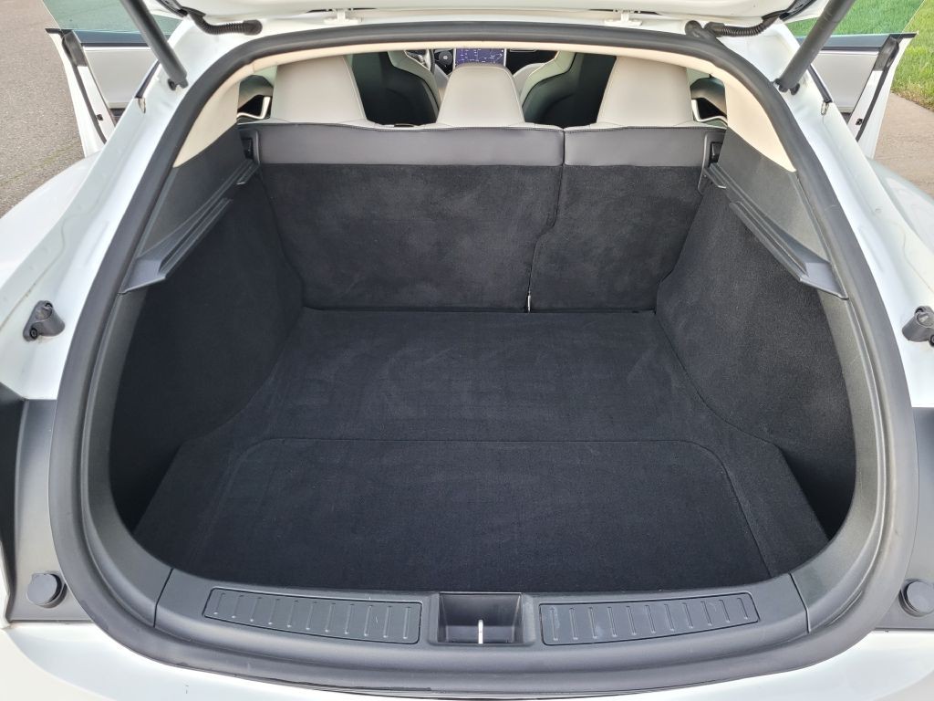 2015 Tesla Model S Image 13