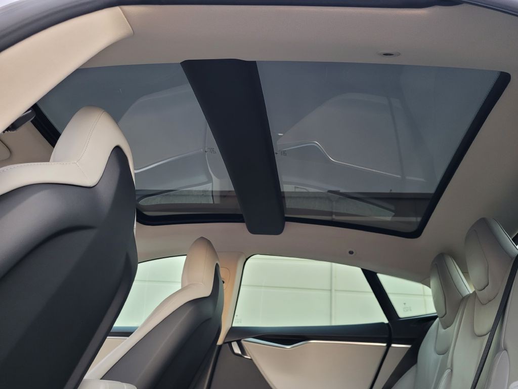 2015 Tesla Model S Image 14
