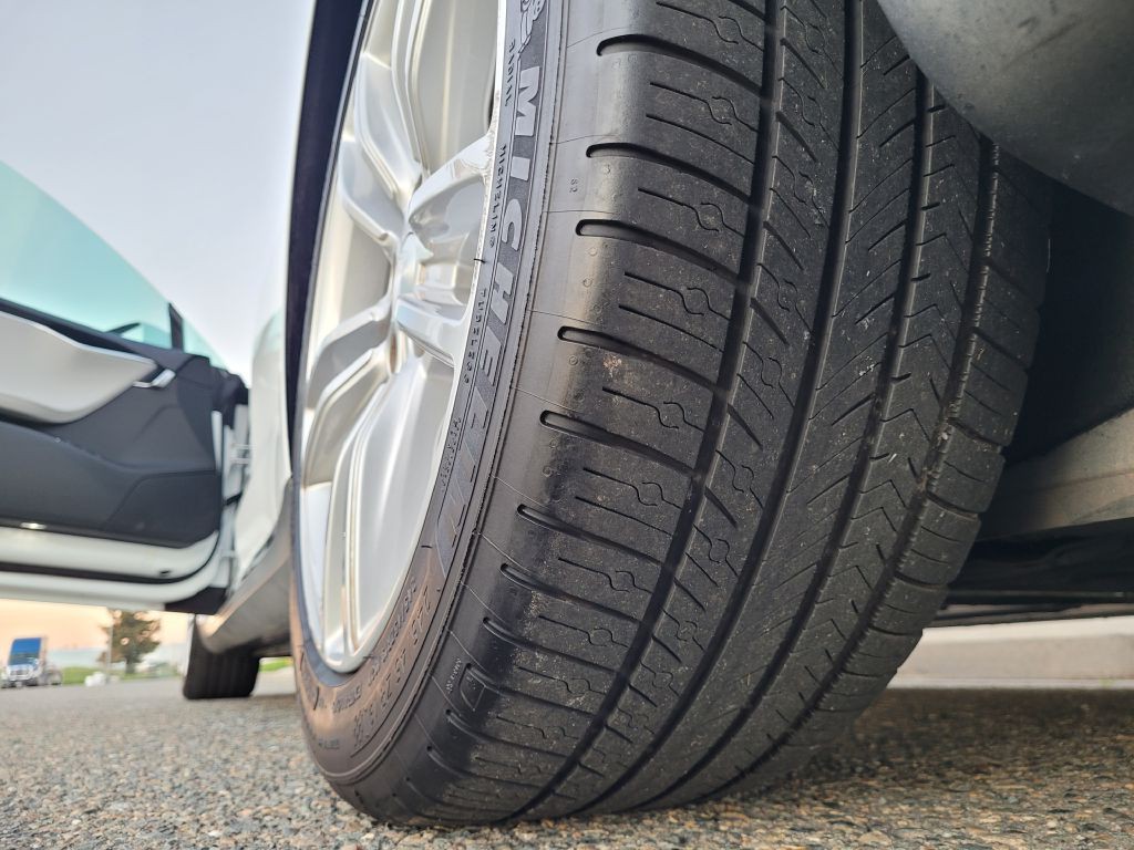 2015 Tesla Model S Image 15