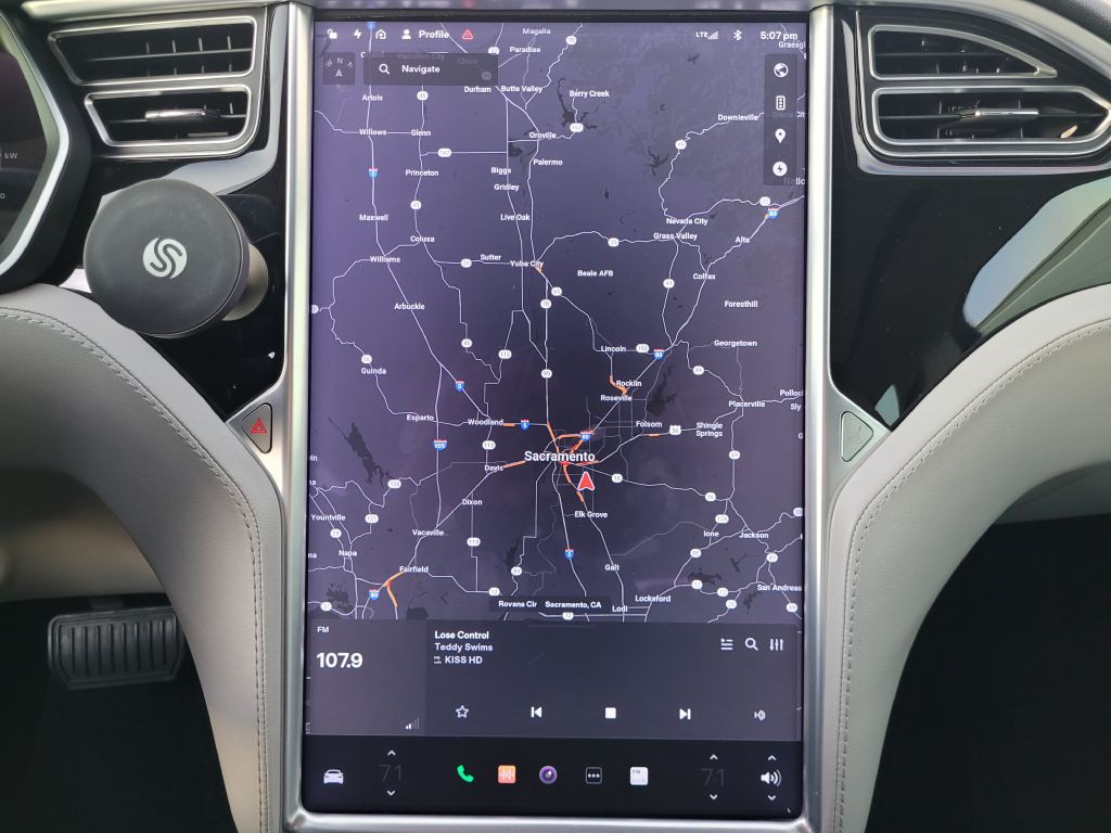 2015 Tesla Model S Image 18