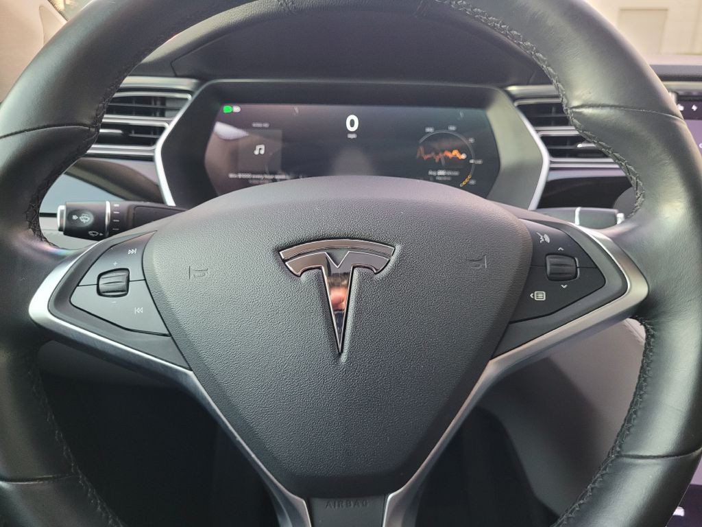 2015 Tesla Model S Image 21