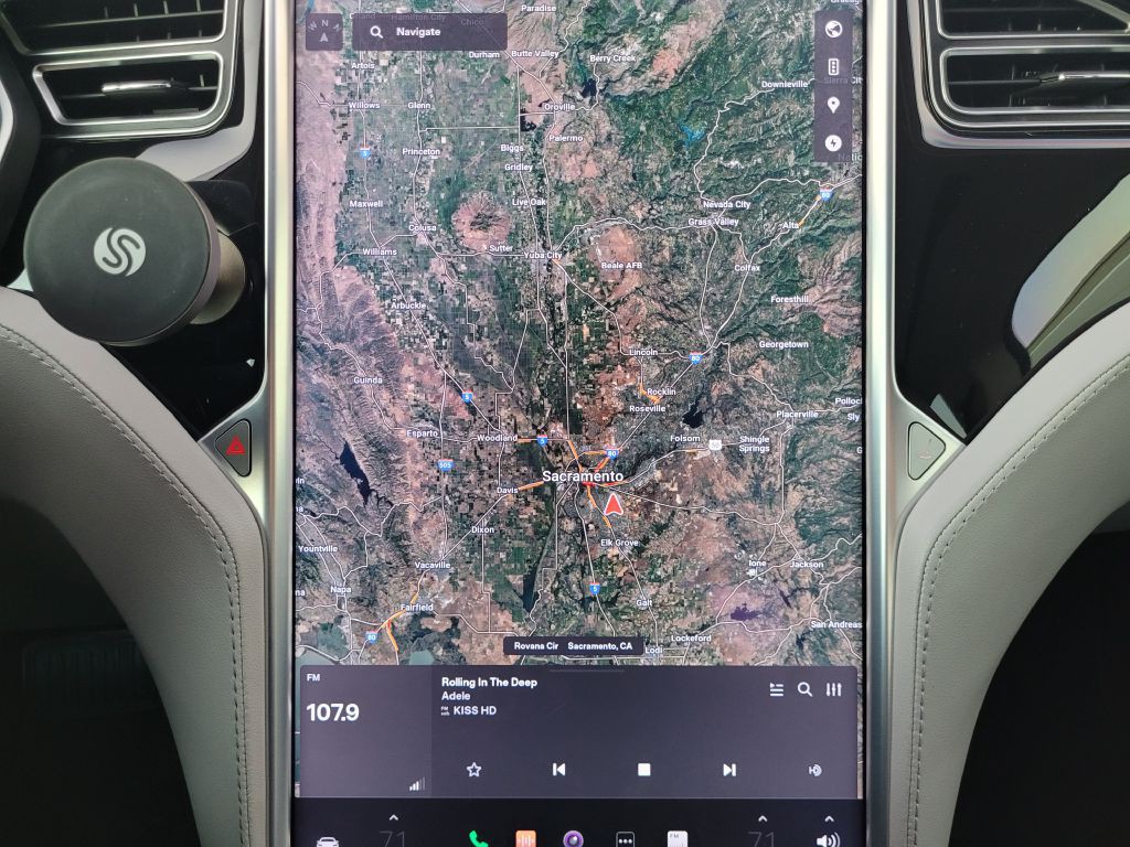 2015 Tesla Model S Image 23