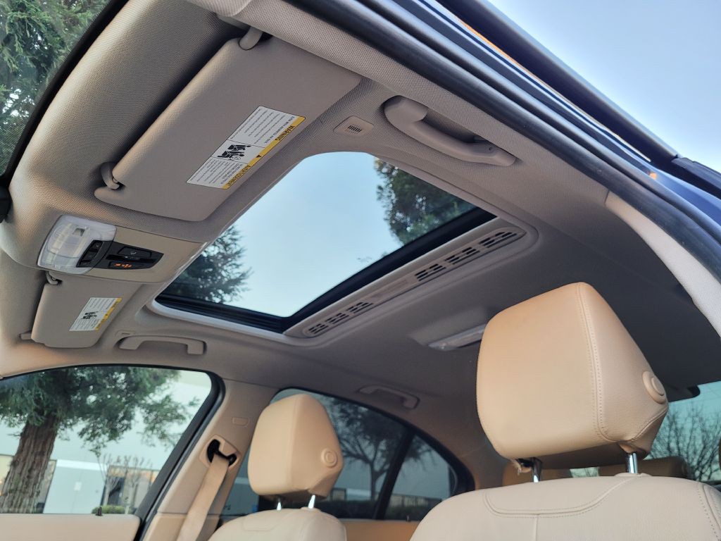 2013 BMW 3 Series Image 13