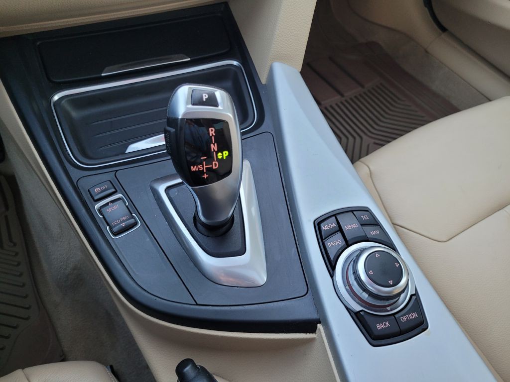 2013 BMW 3 Series Image 17