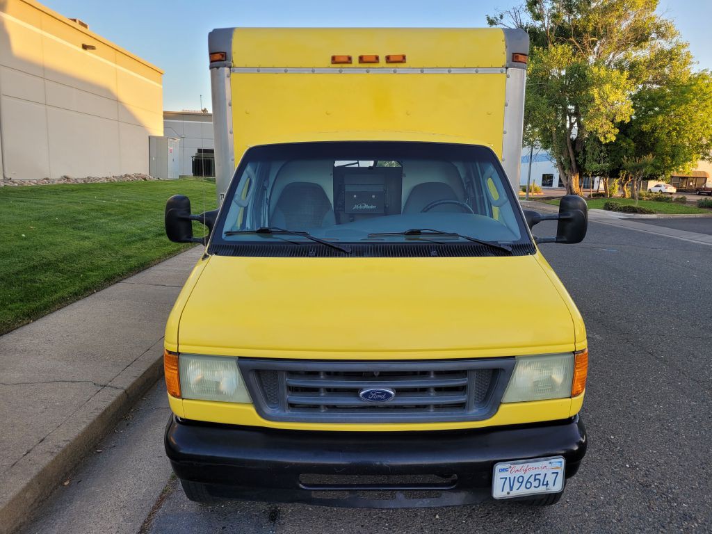 2004 Ford Econoline Image 2