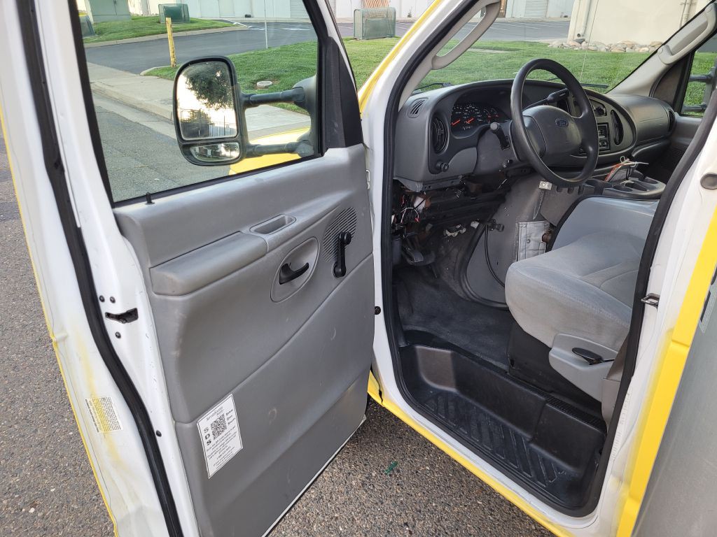 2004 Ford Econoline Image 9