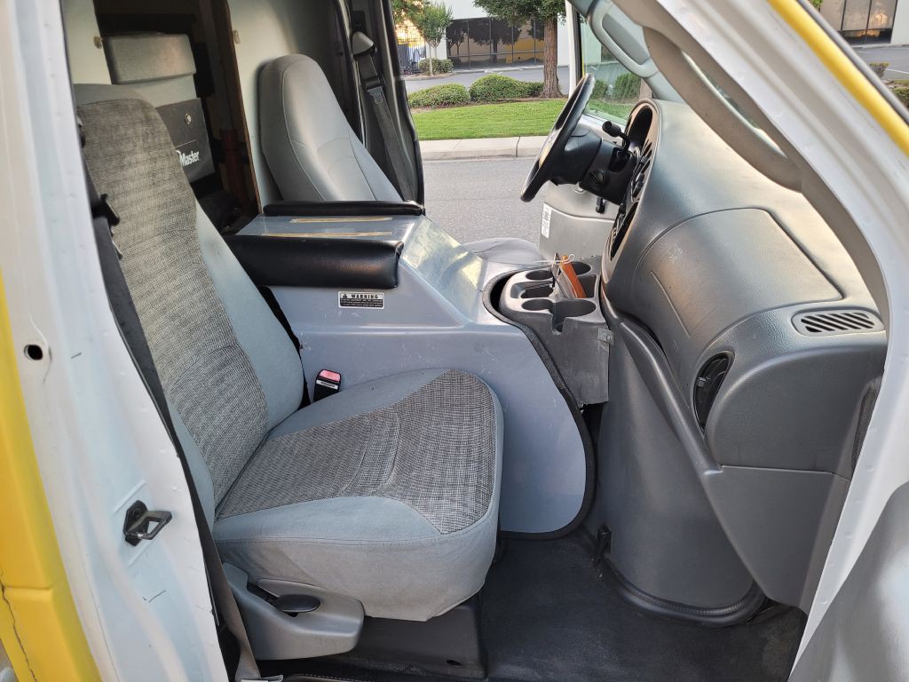 2004 Ford Econoline Image 11