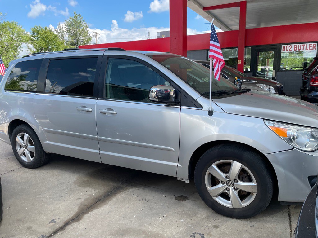 2009 Volkswagen Routan Image 1
