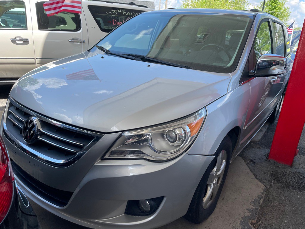 2009 Volkswagen Routan Image 2