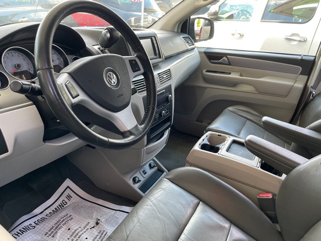 2009 Volkswagen Routan Image 8