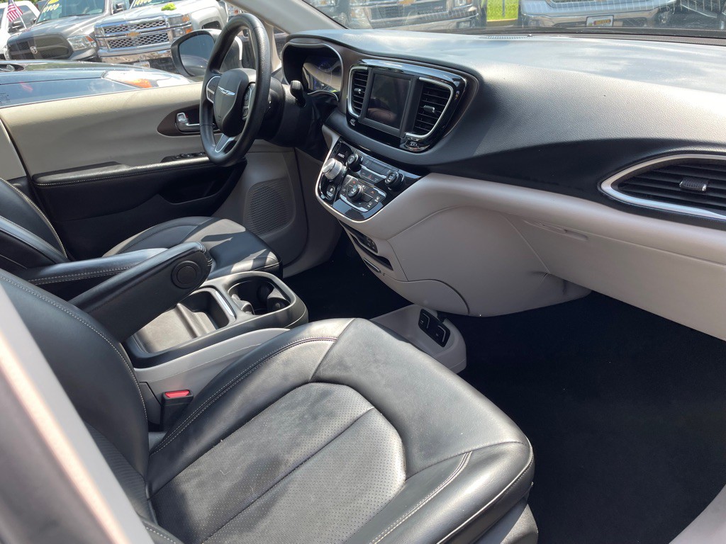 2020 Chrysler Voyager Image 6