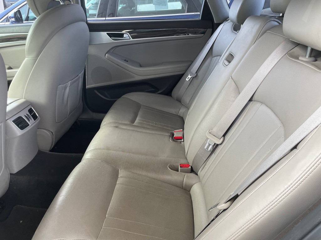2015 Hyundai Genesis Image 9