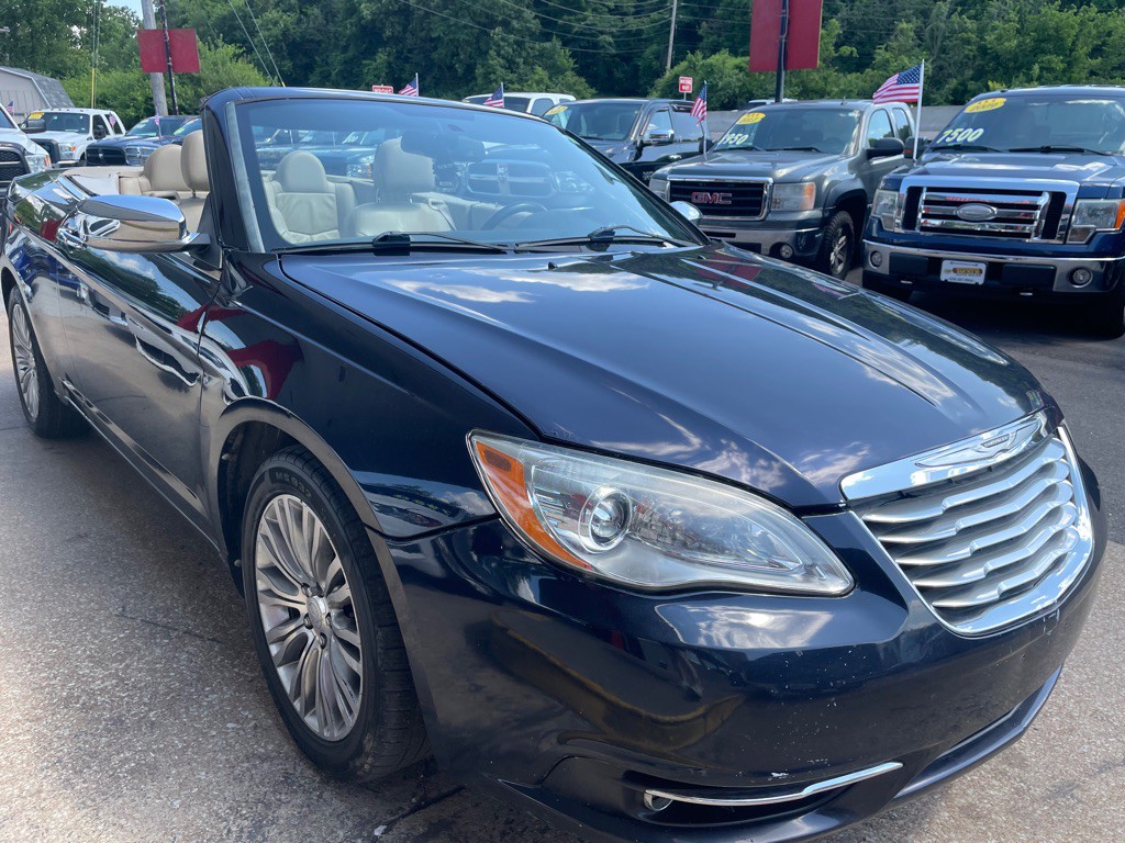 2011 Chrysler 200 Image 2