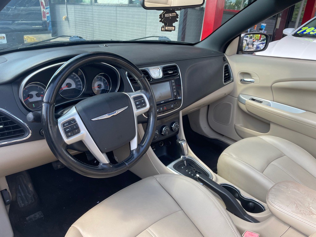 2011 Chrysler 200 Image 8